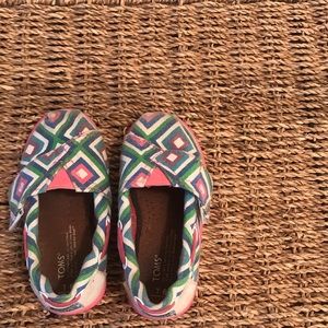 Tiny Toms slip-ons